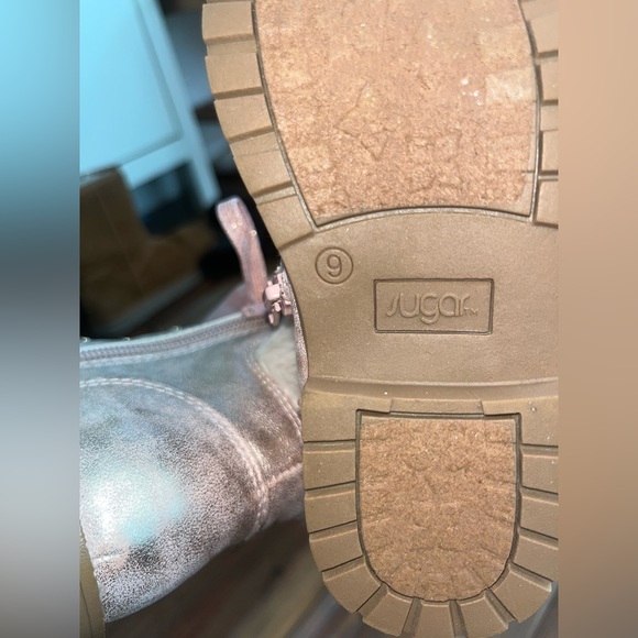 Girls boots, size 9 metallic pink boots, faux fur, zipper and tie closure - Picture 3 of 6